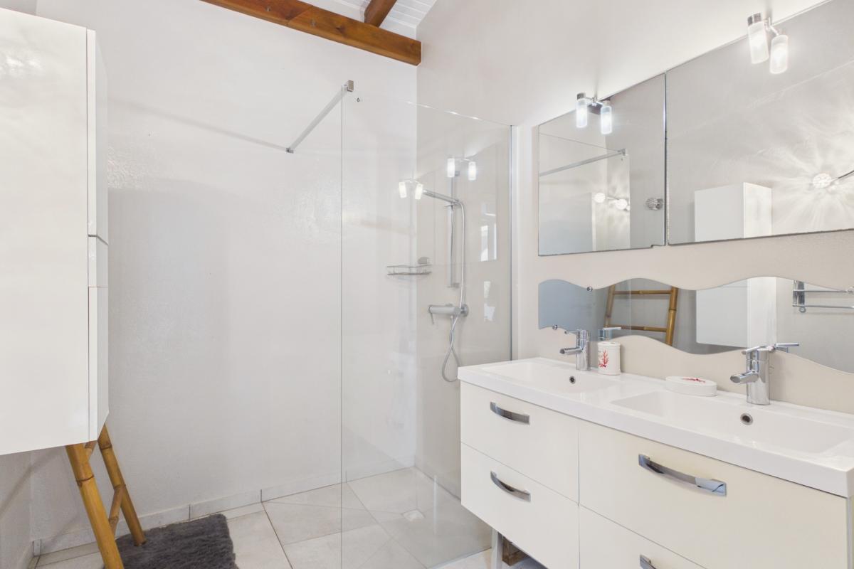 Location martinique  trois ilets 5 chambres - salle de douche 2
